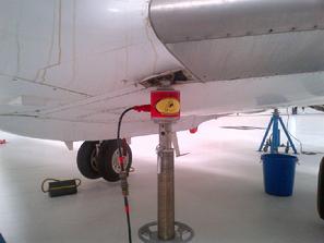 hawker 800, hawker 800xp, how to weigh a hawker 800, how to weigh a hawker jet, how do you weigh a hawker jet, how much does a hawker 800 weigh, hawker jet weighing, weighing a hawker jet, tron air, tron air jacks, myers, myers jacks, columbus jacks, regent jacks, malabar jacks, 