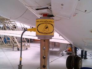 Jacking a hawker 800, jacking a hawker 800xp, aircraft weighing, airplane weighing, weighing an airplane, weighing a jet, weighing a hawker jet, 
