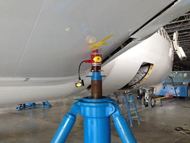 Boeing 737 being weighed, weighing a boeing 737, boeing 737 aircraft scale, large jet weighing scales